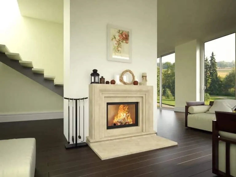 Kamin mit gemütlichem Feuer