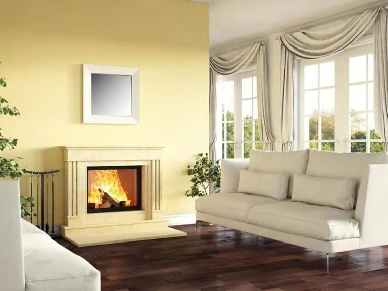 Wohnzimmer mit Kamin