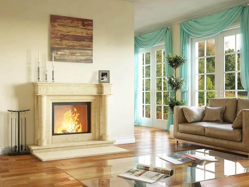 Luxuriöses Wohnzimmer mit Kamin