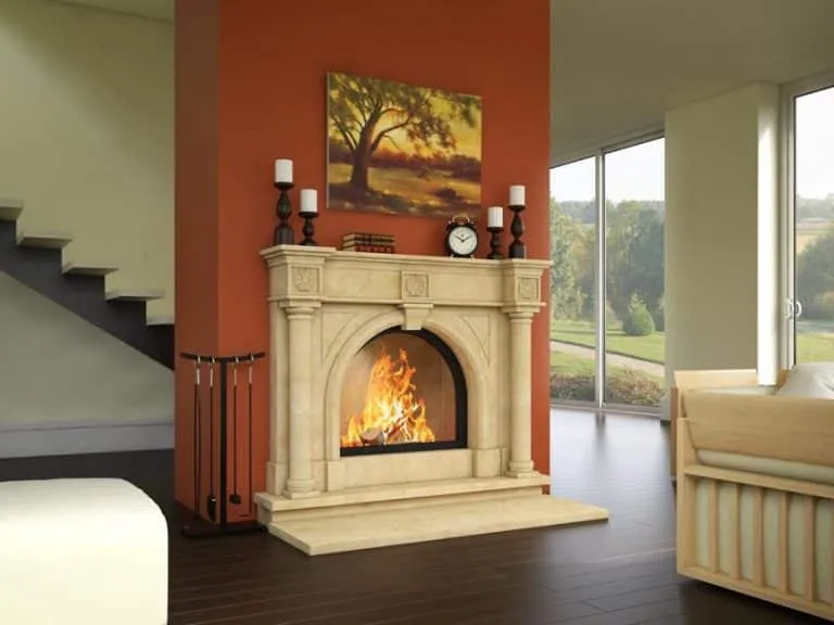 Klassischer Marmorkamin mit Feuer