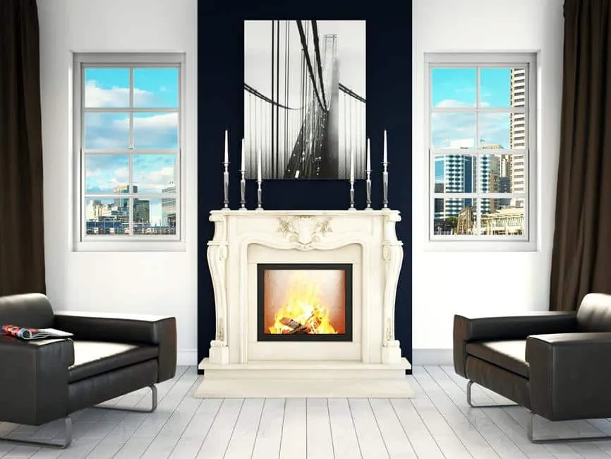 Klassischer Kamin mit Sesseln