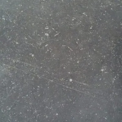 Grauer Stein mit Einschlüssen