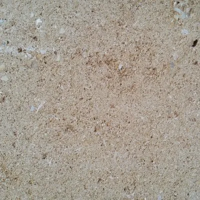 Beiger Stein mit kleinen Einschlüssen